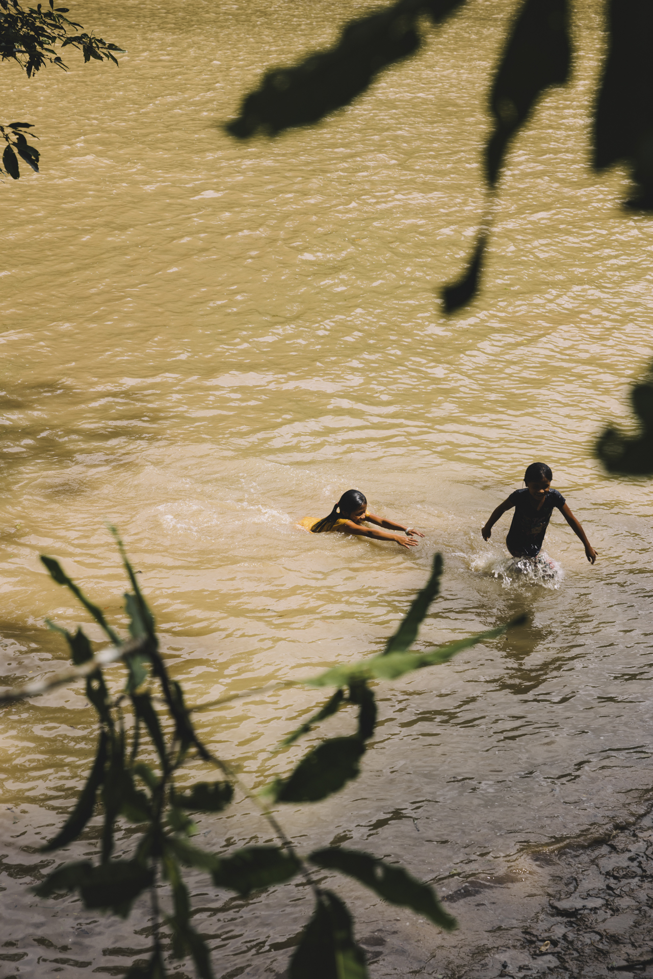 Der Fluss Bobonaza ist die Lebensader von Sarayaku. Er verbindet die Kichwa-Gemeinde mit dem Rest der Welt, seine Fische bieten proteinhaltige Nahrung und die Kinder lieben es, in ihm zu plantschen. Danach erholen sie sich in der Hängematte.