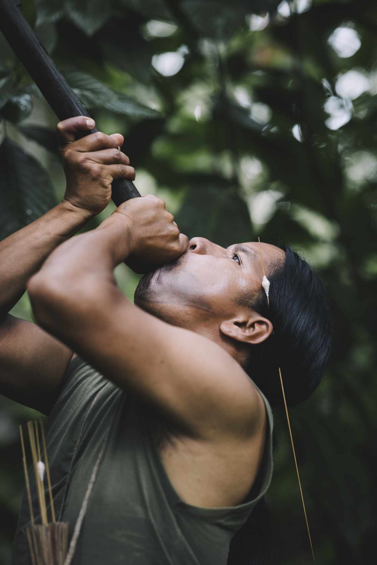 „Unsere Lebensphilosophie lautet Kawsak Sacha“, sagt Eriberto Gualinga. „Im lebendigen Wald ist alles miteinander verbunden. Der Regenwald ist das Zuhause vieler Wesen. Der Mensch ist nur ein kleiner Teil des Ganzen. Wir müssen die Natur respektieren, sonst droht eine Katastrophe. So lautet die Legende.“
